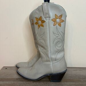 vintage Acme leather cream Western cowgirl boots size 7A featuring flower inlay